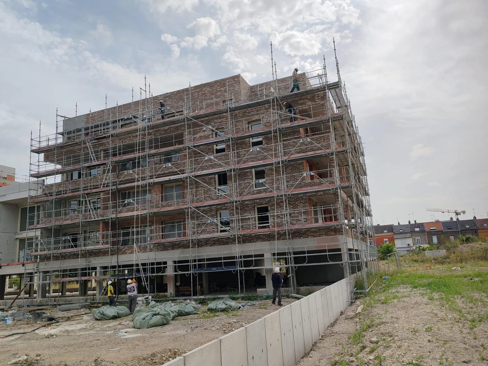 Travaux sur un bâtiment sous échafaudages