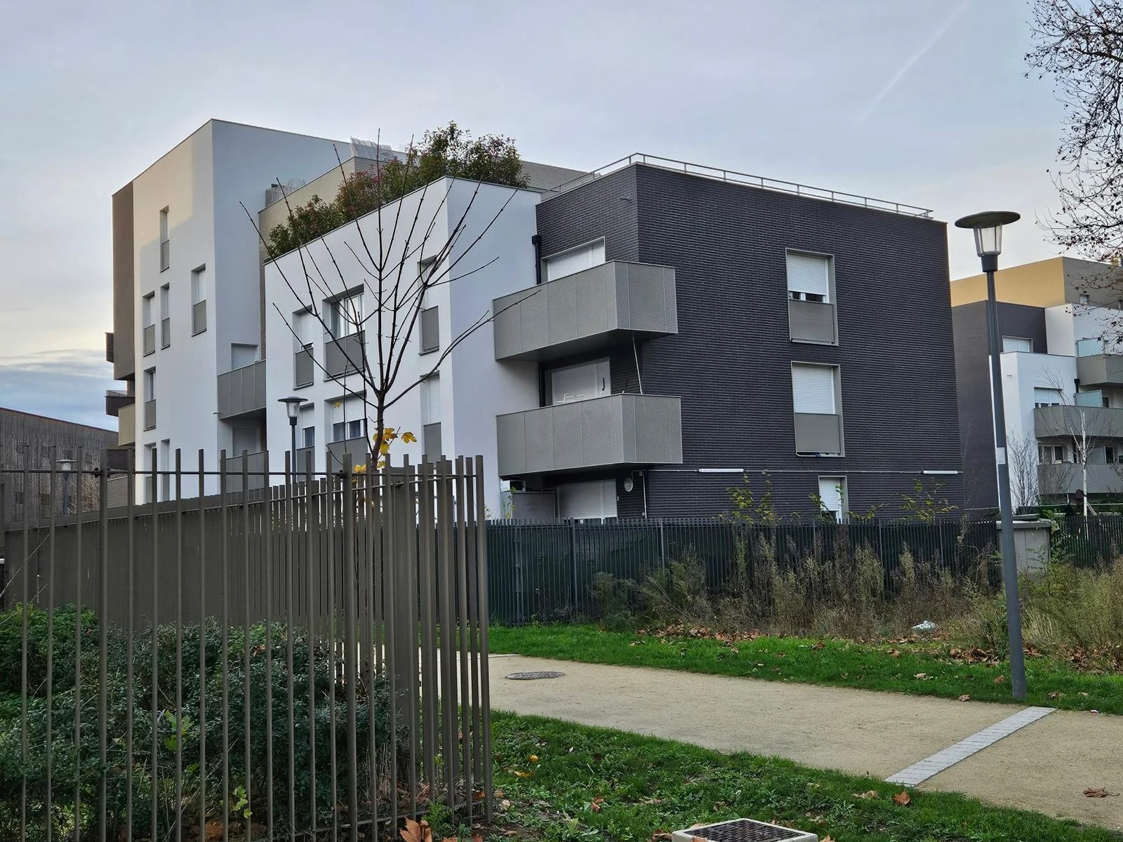 Façades blanches et anthracite d’un ensemble résidentiel réalisé par AKSU FACADES