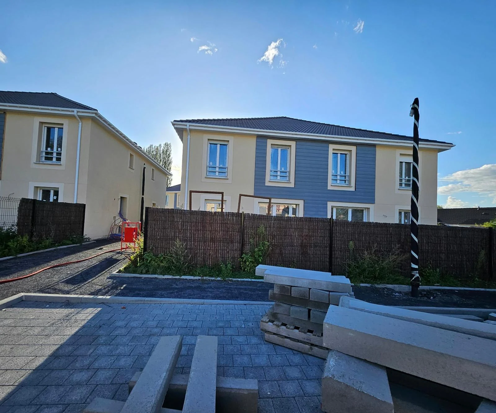 Façades claires de maisons résidentielles
