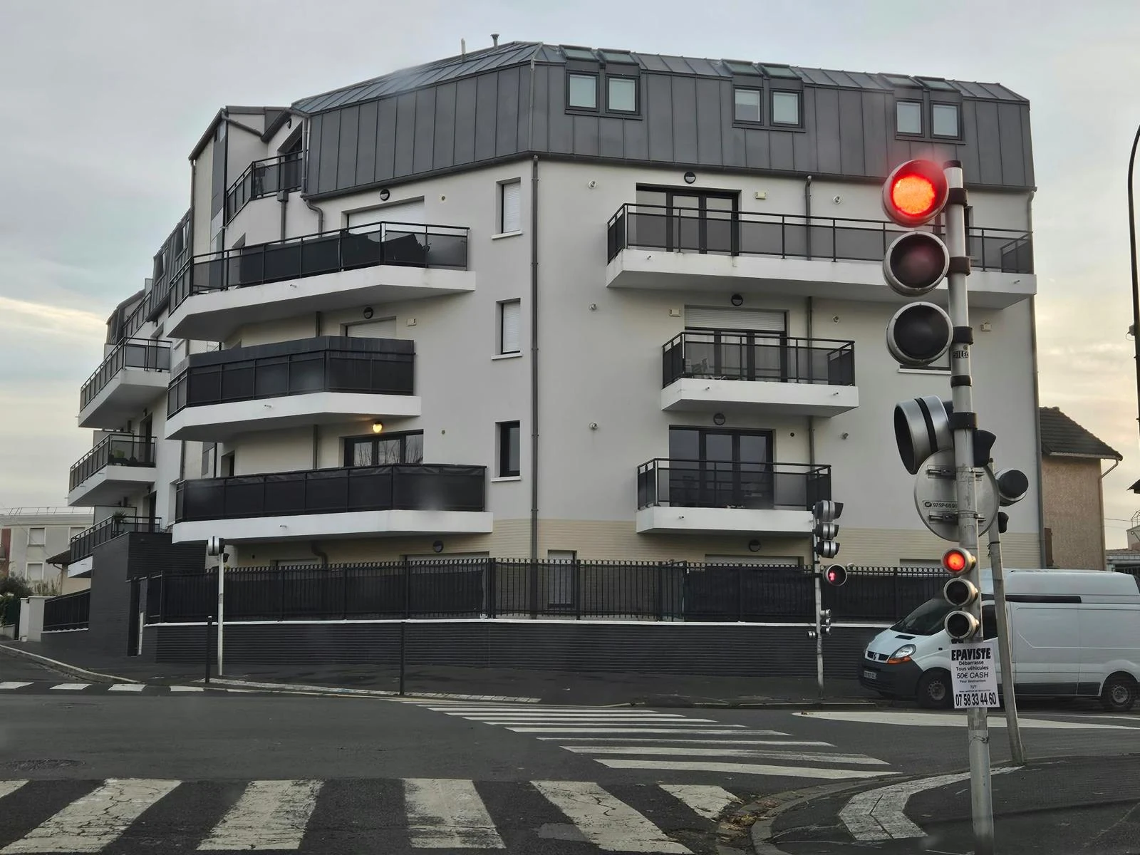 Résidence collective avec balcons et façades terminées